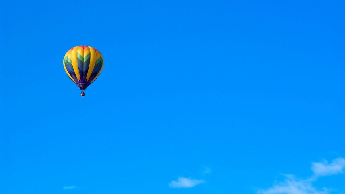 Horkovzdušný balon v Ostravě zavadil o dům